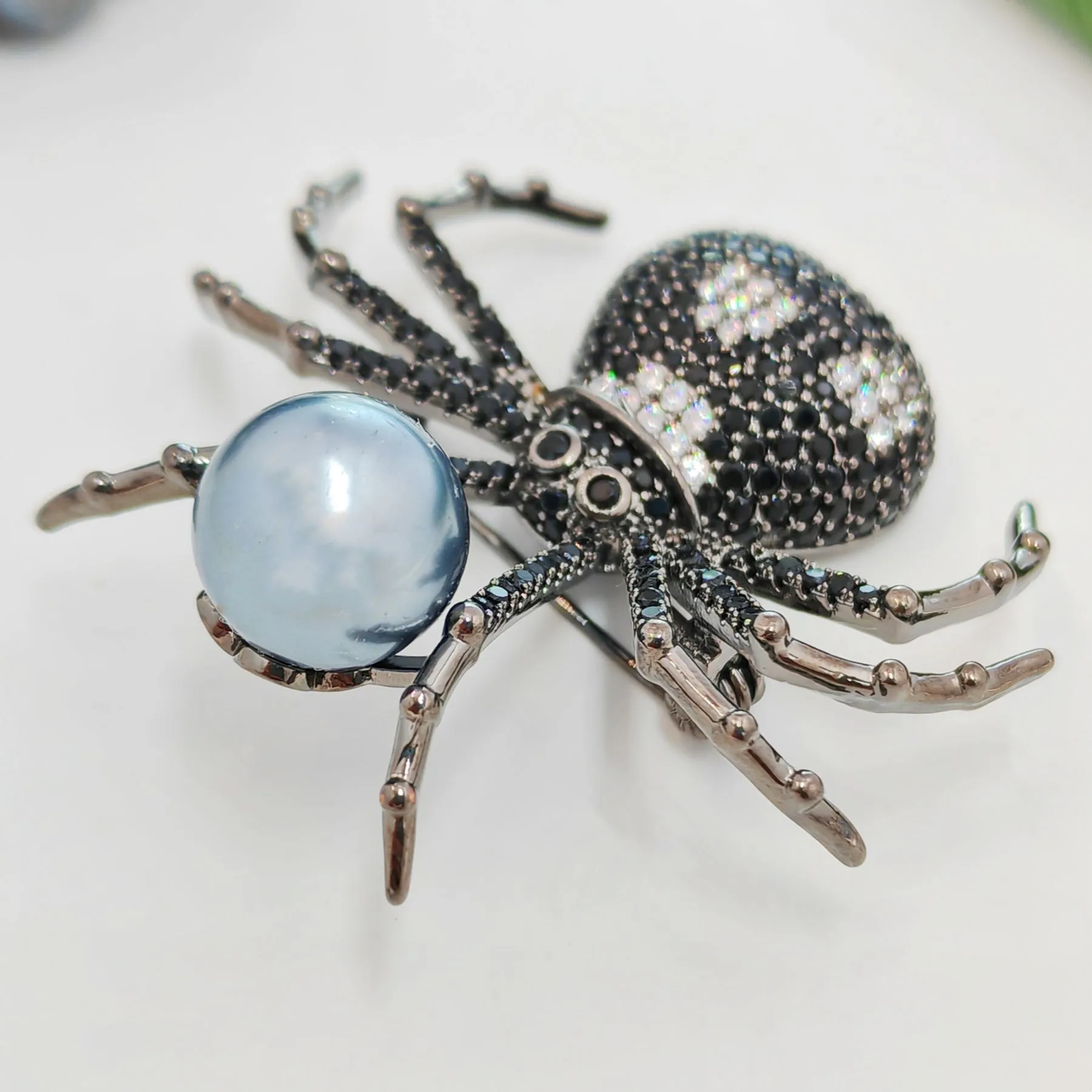 Spider Brooch with Black and White Body and Simulated Zircon in Paving Setting with Faux Pearl – Lifelike Insect Animal Brooch for Women