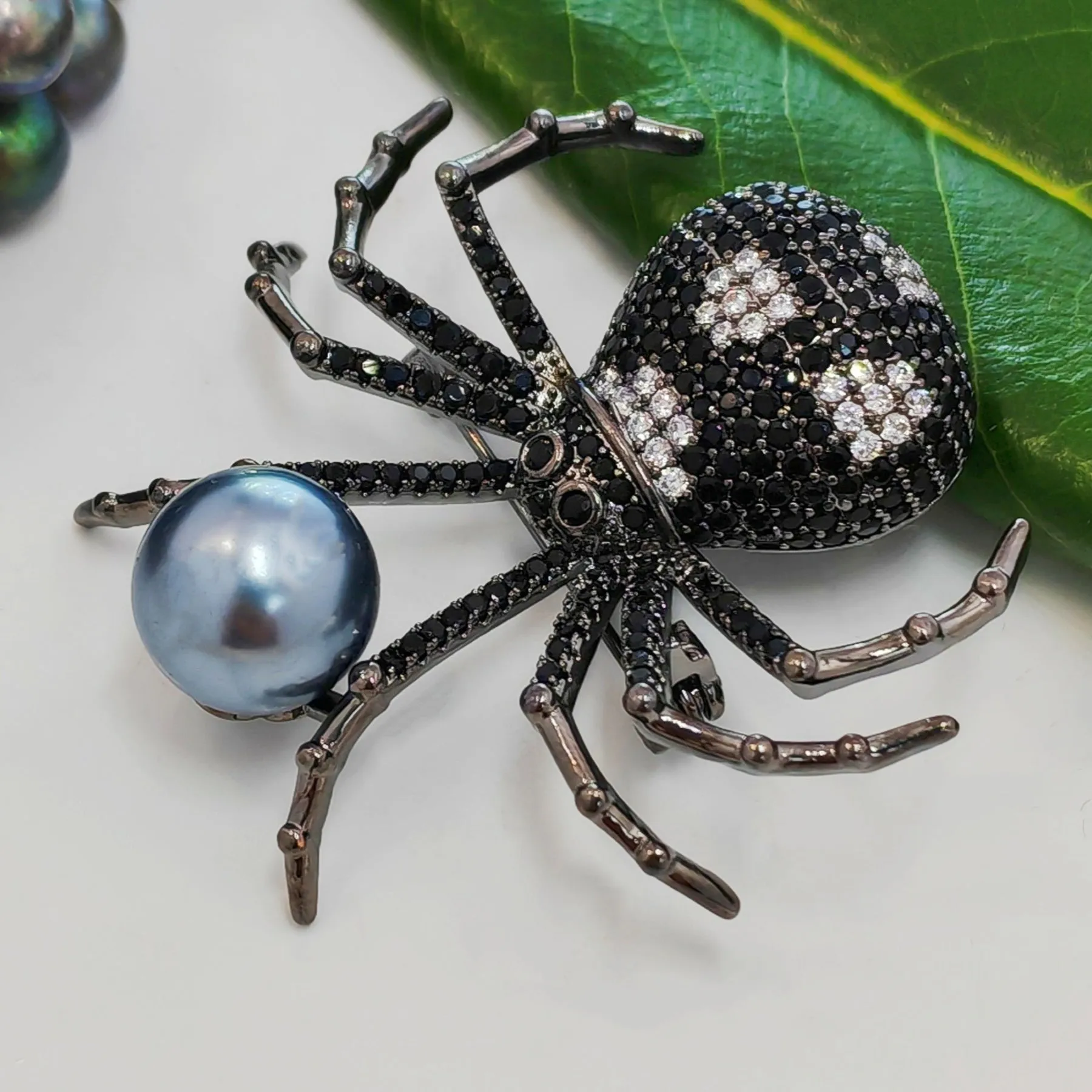 Spider Brooch with Black and White Body and Simulated Zircon in Paving Setting with Faux Pearl – Lifelike Insect Animal Brooch for Women