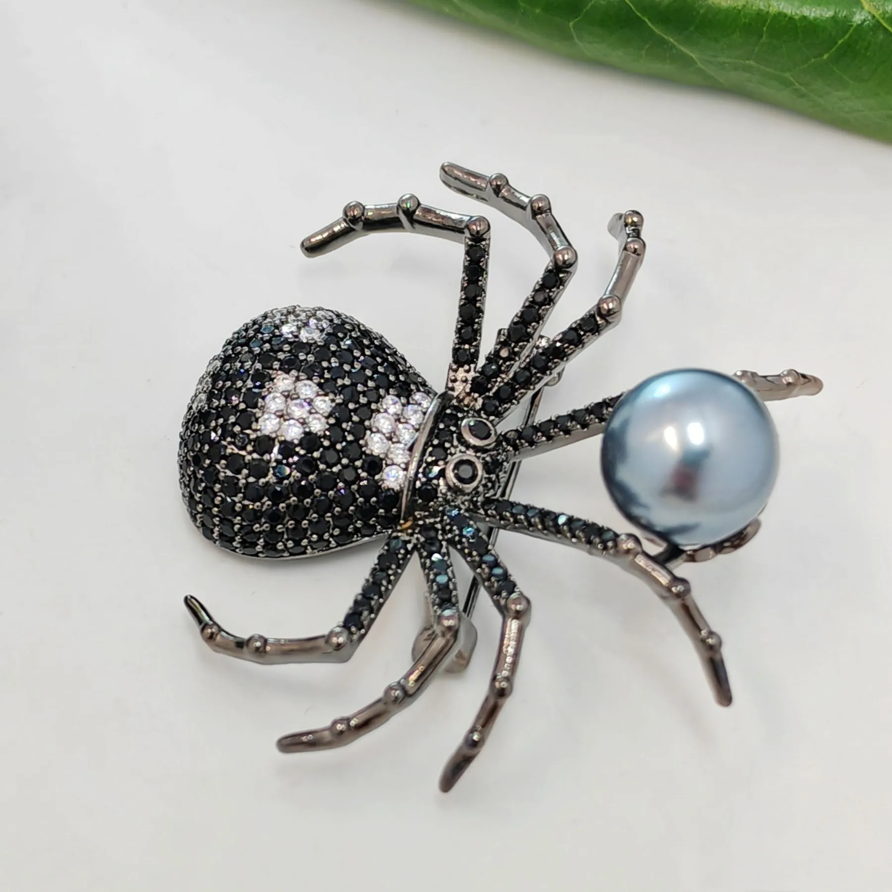Spider Brooch with Black and White Body and Simulated Zircon in Paving Setting with Faux Pearl – Lifelike Insect Animal Brooch for Women