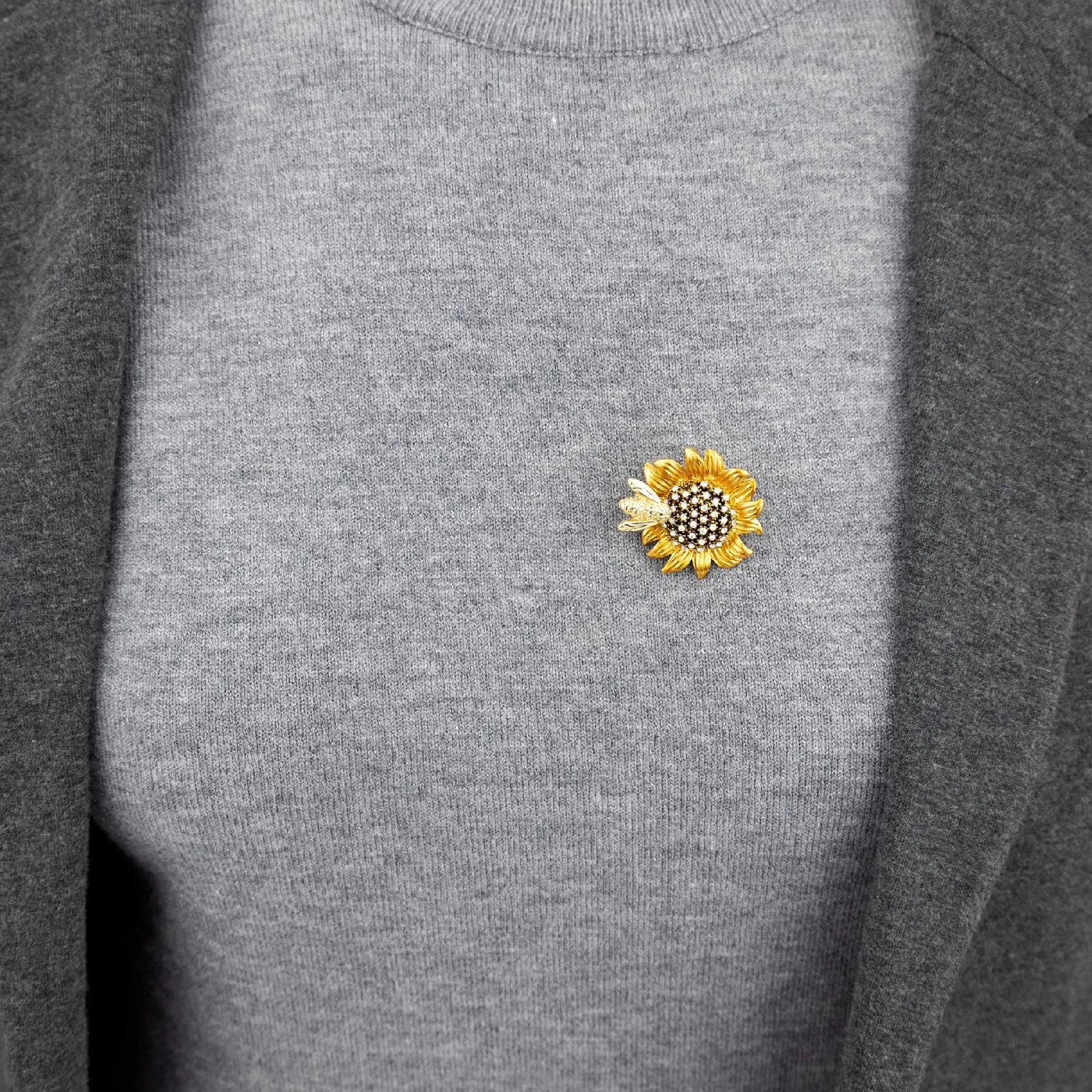 Sunflower with a bee - brooch with a pendant function