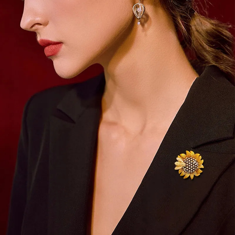 Sunflower with a bee - brooch with a pendant function