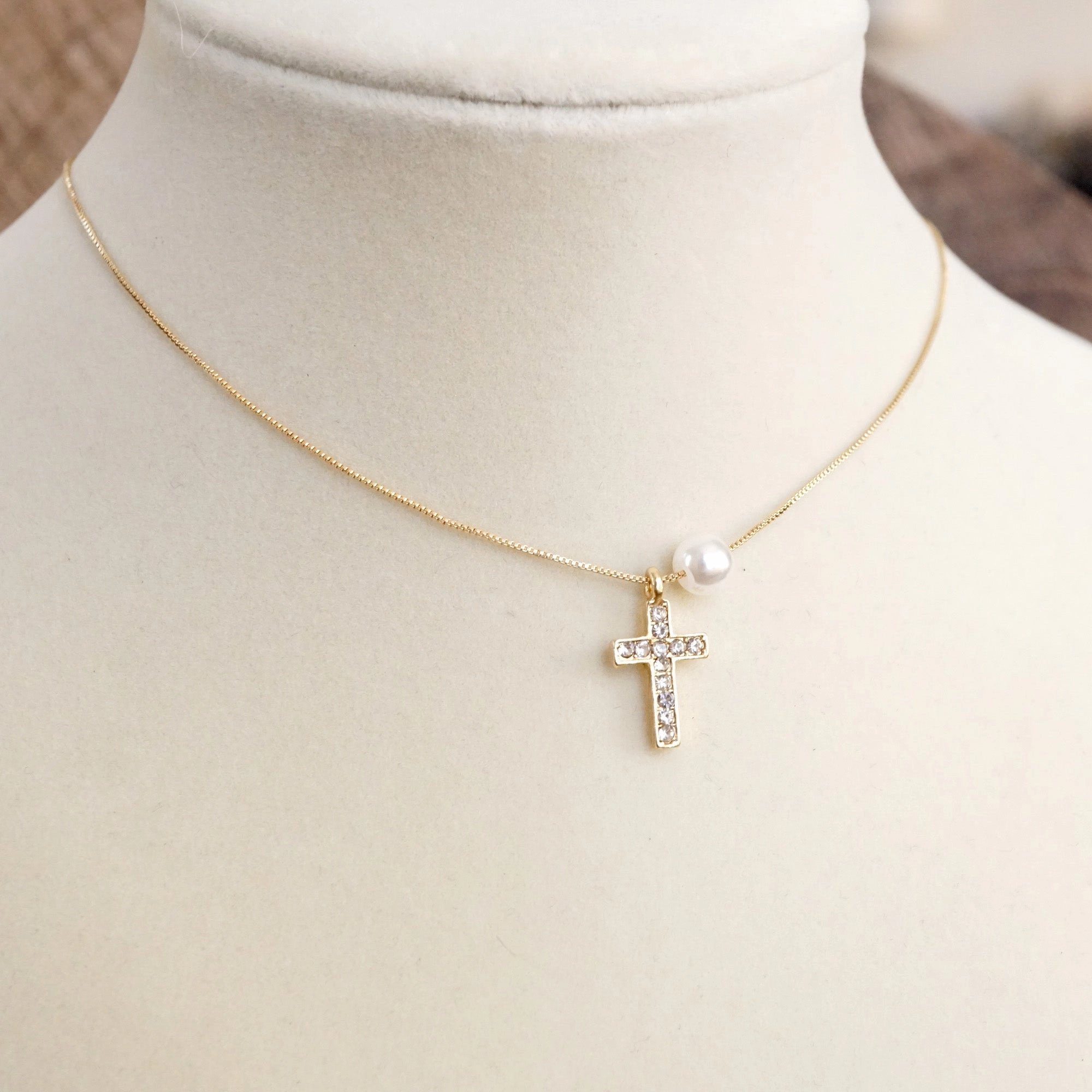 Signature Accessory Easy Wear Item Classic Dainty Cross and Pearl Necklace ?C Gold Tone
