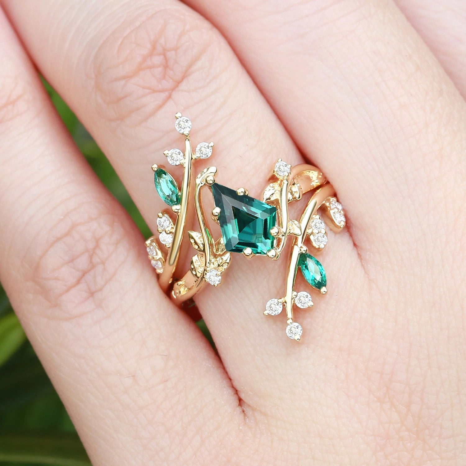 Subtle Mood Unique Kite Cut Lab Emerald Cage Leafy Engagement Ring Sets 2pcs - Knight