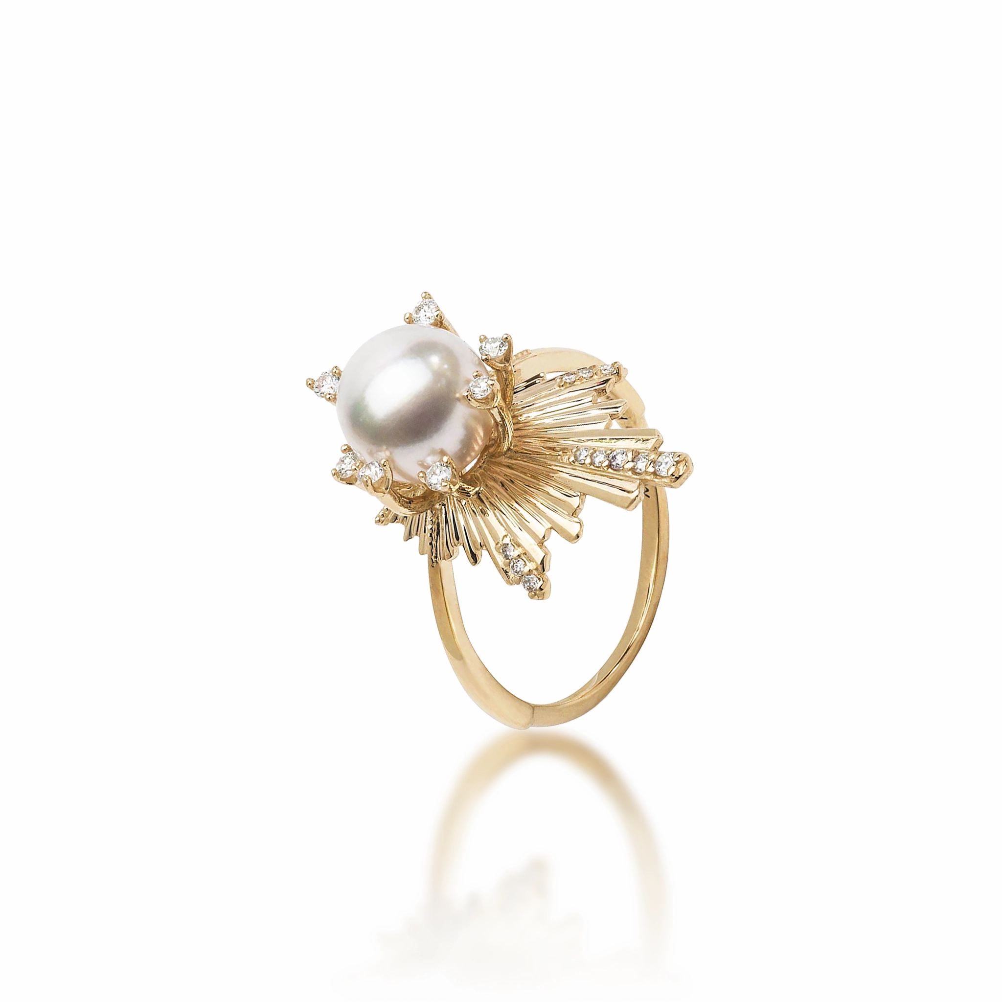 Night Feature E Ho???la Akoya White Pearl Ring in Gold with Diamonds - 21mm