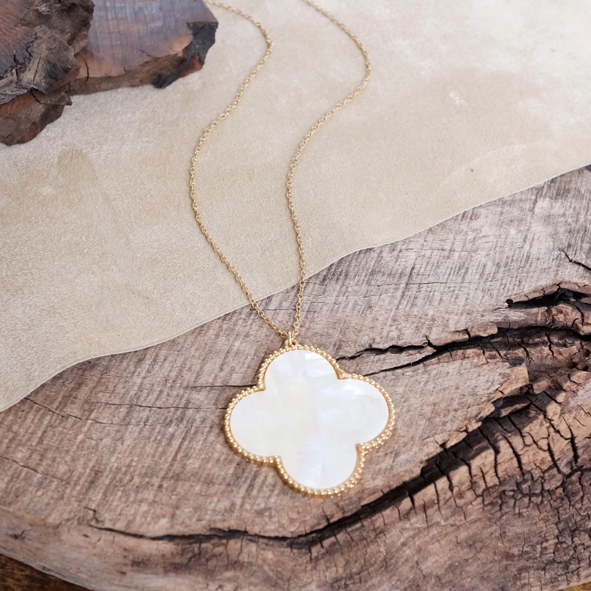 Clover Mother of Pearl Pendant Minimal Necklace Minimalist Look Vlogger Piece