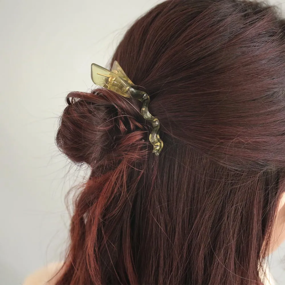 Wavy Clear Beak Hair Clip